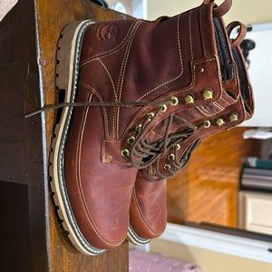 Men’s Timberland work boots size 9.5.  Used but are in great shape.